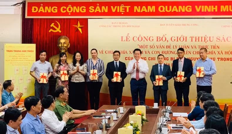 Đồng chí Nguyễn Trọng Nghĩa trao tặng sách cho đại diện một số cơ quan ngoại giao nước ngoài tại Việt Nam.