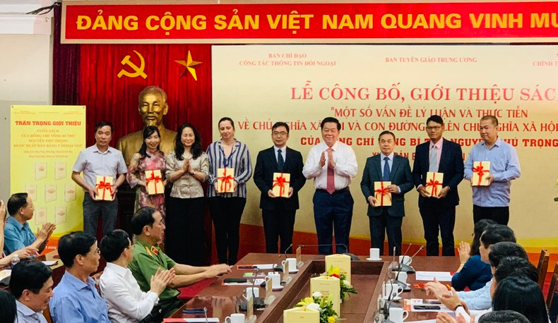 Đồng chí Nguyễn Trọng Nghĩa trao tặng sách cho đại diện một số cơ quan ngoại giao nước ngoài tại Việt Nam. Đồng chí Nguyễn Trọng Nghĩa trao tặng sách cho đại diện một số cơ quan ngoại giao nước ngoài tại Việt Nam.