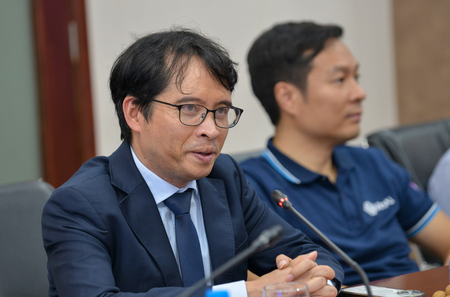 Ông Bùi Hải Hưng chia sẻ: “VinAI sẽ tích cực đồng hành cùng Học viện Công nghệ Bưu chính Viễn thông để nâng cao chất lượng đào tạo nguồn nhân lực trong lĩnh vực Trí tuệ Nhân tạo, qua các hoạt động hợp tác phong phú, thiết thực như hội thảo, thực tập'. Ông Bùi Hải Hưng chia sẻ: “VinAI sẽ tích cực đồng hành cùng Học viện Công nghệ Bưu chính Viễn thông để nâng cao chất lượng đào tạo nguồn nhân lực trong lĩnh vực Trí tuệ Nhân tạo, qua các hoạt động hợp tác phong phú, thiết thực như hội thảo, thực tập'.