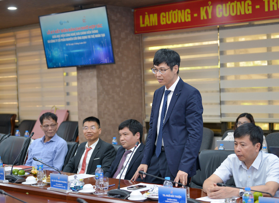 GS.TS Từ Minh Phương cho biết: việc ký Biên bản ghi nhớ với VinAI trong hợp tác nghiên cứu, đào tạo về Trí tuệ nhân tạo sẽ góp phần nâng cao tính thực tiễn trong chương trình đào tạo, giúp sinh viên tiếp cận doanh nghiệp ngay từ khi ngồi trên ghế nhà trường. GS.TS Từ Minh Phương cho biết: việc ký Biên bản ghi nhớ với VinAI trong hợp tác nghiên cứu, đào tạo về Trí tuệ nhân tạo sẽ góp phần nâng cao tính thực tiễn trong chương trình đào tạo, giúp sinh viên tiếp cận doanh nghiệp ngay từ khi ngồi trên ghế nhà trường.