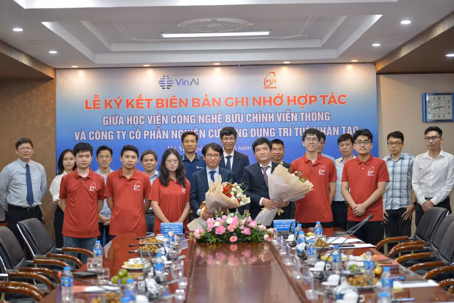 Bên cạnh đó, PTIT phối hợp với VinAI tổ chức các chương trình thăm quan, hội thảo về AI cũng như đào tạo nhân tài AI cho xã hội. Đồng thời VinAI cũng hỗ trợ các hoạt động thực tại trụ sở doanh nghiệp định kỳ hàng năm phục vụ công tác đào tạo cho sinh viên