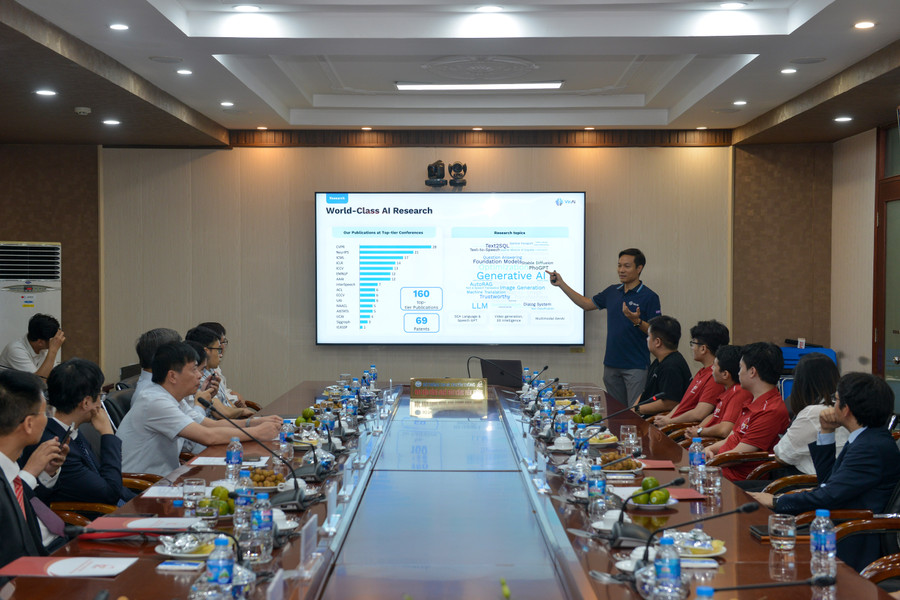 Theo Biên bản ghi nhớ hợp tác, VinAI sẽ hỗ trợ PTIT trong định hướng và xây dựng chương trình đào tạo Trí tuệ nhân tạo bậc đại học và sau đại học nhằm đáp ứng nhu cầu phát triển nguồn nhân lực chất lượng cao của xã hội. Theo Biên bản ghi nhớ hợp tác, VinAI sẽ hỗ trợ PTIT trong định hướng và xây dựng chương trình đào tạo Trí tuệ nhân tạo bậc đại học và sau đại học nhằm đáp ứng nhu cầu phát triển nguồn nhân lực chất lượng cao của xã hội.