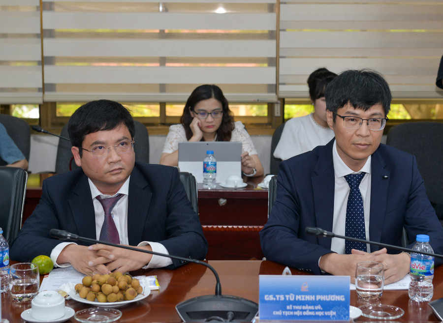 Tham dự buổi lễ có ông Bùi Hải Hưng, Tổng Giám đốc VinAI; GS.TS Từ Minh Phương – Chủ tịch Hội đồng Học viện. Tham dự buổi lễ có ông Bùi Hải Hưng, Tổng Giám đốc VinAI; GS.TS Từ Minh Phương – Chủ tịch Hội đồng Học viện.