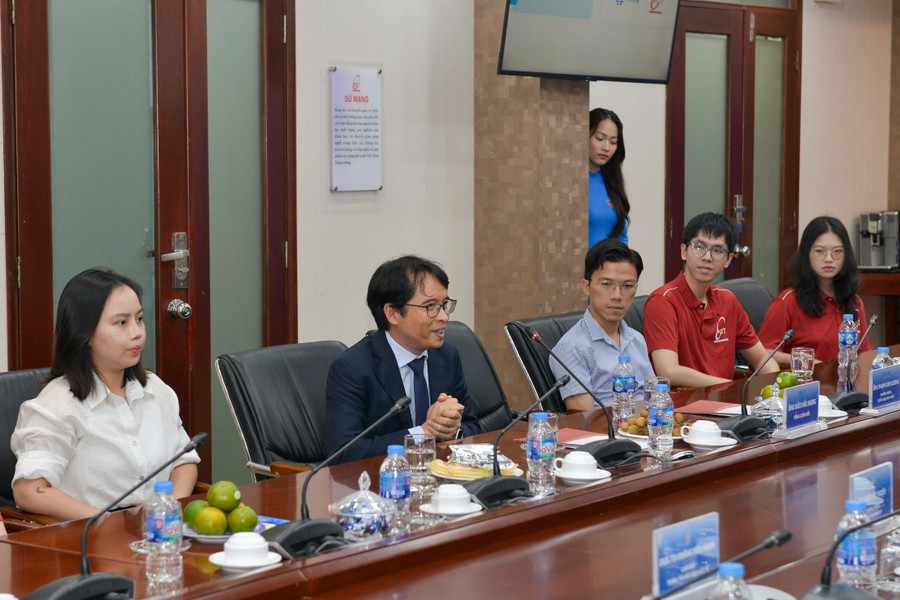 Tham dự buổi lễ có ông Bùi Hải Hưng, Tổng Giám đốc VinAI; GS.TS Từ Minh Phương – Chủ tịch Hội đồng Học viện. Tham dự buổi lễ có ông Bùi Hải Hưng, Tổng Giám đốc VinAI; GS.TS Từ Minh Phương – Chủ tịch Hội đồng Học viện.