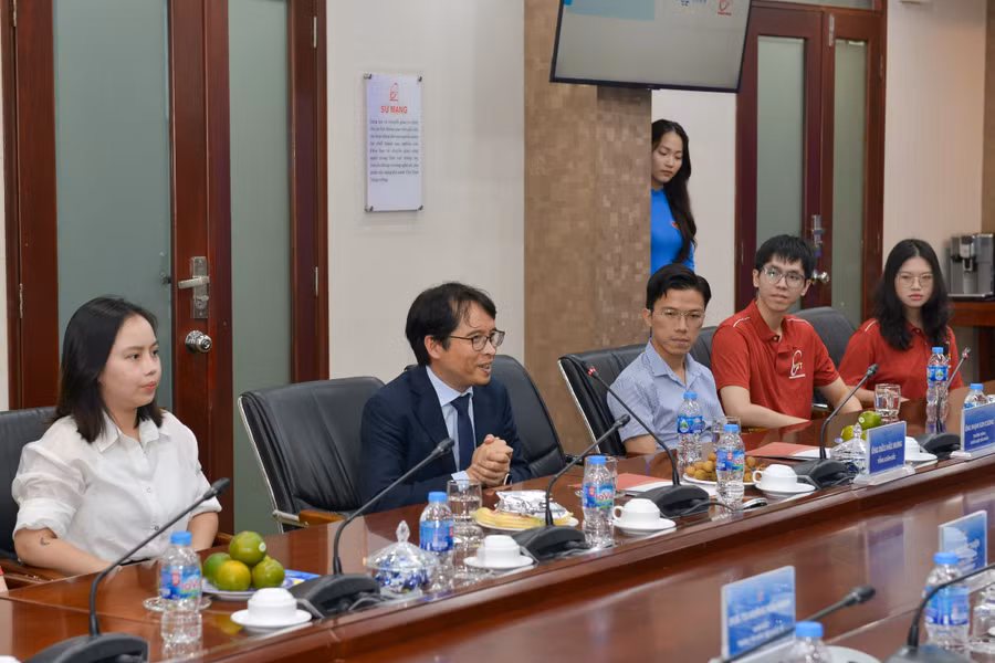 Tham dự buổi lễ có ông Bùi Hải Hưng, Tổng Giám đốc VinAI; GS.TS Từ Minh Phương – Chủ tịch Hội đồng Học viện.