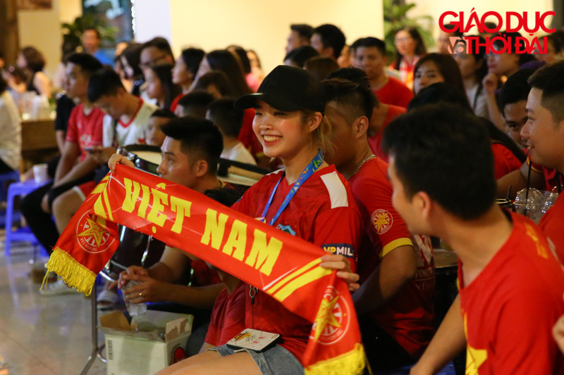 Suốt hiệp 1 của trận đấu, các CĐV tỏ ra đáng tiếc vì không có bàn thắng được ghi.