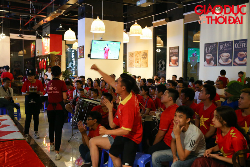 Và khi ở những giây cuối cùng của trận đấu, khi "lão tướng" Anh Đức đã ghi bàn thắng cho đội tuyển Việt Nam, cũng là lúc các CĐV vỡ oà trong sự vui sướng, hò reo không ngớt.