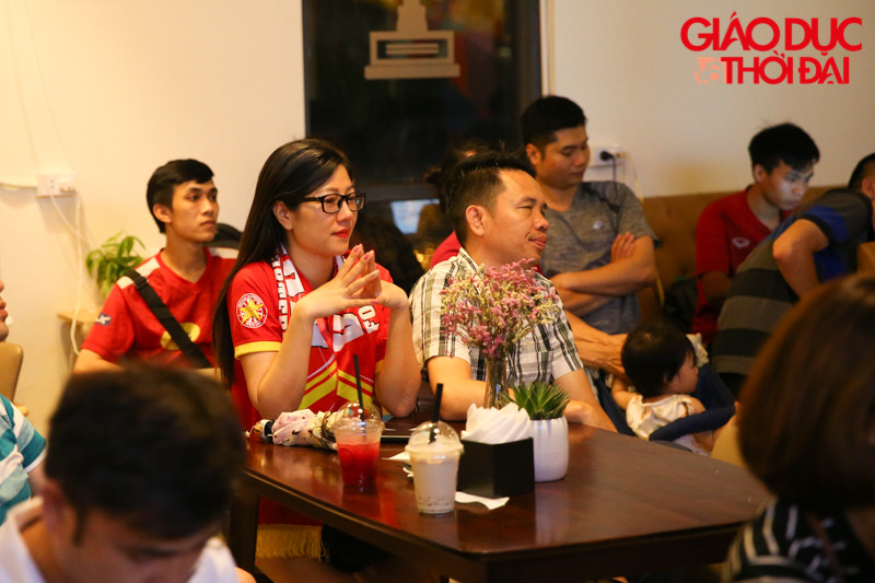 Nhiều CĐV còn tỏ ra sốt sắng khi các cầu thủ đội chủ nhà liên tục phạm lỗi với học trò của HLV Park Hang-seo.