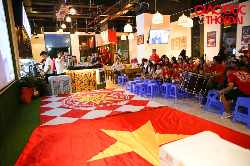 19h tối, nhiều CĐV đã có mặt tại quán cafe của Trung vệ Bùi Tiến Dũng.