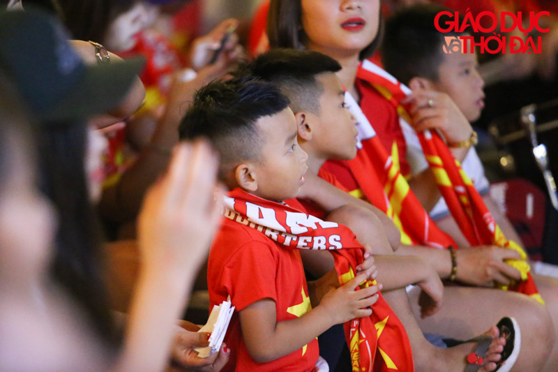 Nhiều trẻ em cũng được bố mẹ cho đi cùng khi trận đấu diễn ra vào dịp nghỉ hè, không phải làm bài tập buổi tối.
