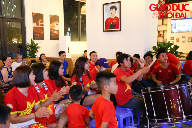 Cho tới gần hết hiệp đấu thứ hai mà vẫn chưa có bàn thắng nào được ghi, các CĐV cầu mong một sự may mắn.