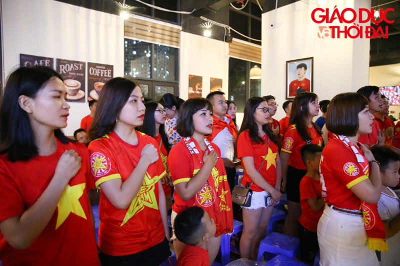 Hầu hết mọi người đều mặc áo cờ đỏ sao vàng với niềm tự hào dân tộc cổ vũ cho đội tuyển bóng đá quốc gia.