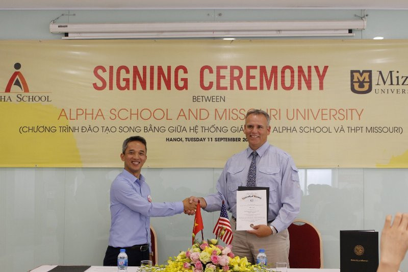 Lễ kí kết hợp tác giữa đại diện Alpha School do ông Nguyễn Sĩ Thư Chủ tịch HĐQT (trái) làm đại diện và Giáo sư Zachary March, Giám đốc chương trình Mizzou K-12 Đại học Missouri