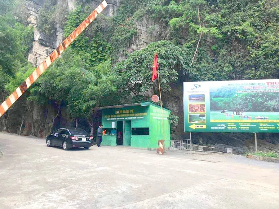 Ninh Bình: Lạ lùng doanh nghiệp chặn đường bán vé vào khu du lịch