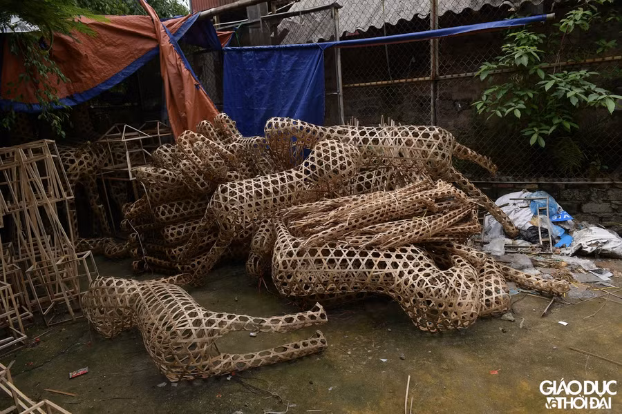 Đặc biệt trong những ngày Hà Nội giãn cách xã hội, lượng hàng hóa tiêu thụ gần như bằng không, hàng hóa làm xong chất đống trong kho không tiêu thụ được.