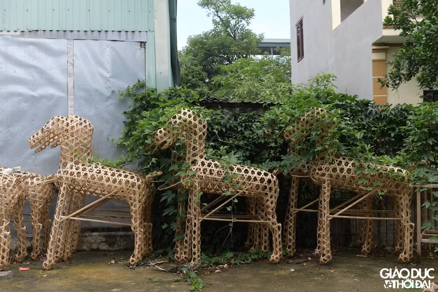 Các cơ sở sản xuất hàng mã trong làng đều khá im ắng. Không còn cảnh ô tô nườm nượp về làng để vận chuyển đồ dùng cho những người ở cõi âm như trước đây.