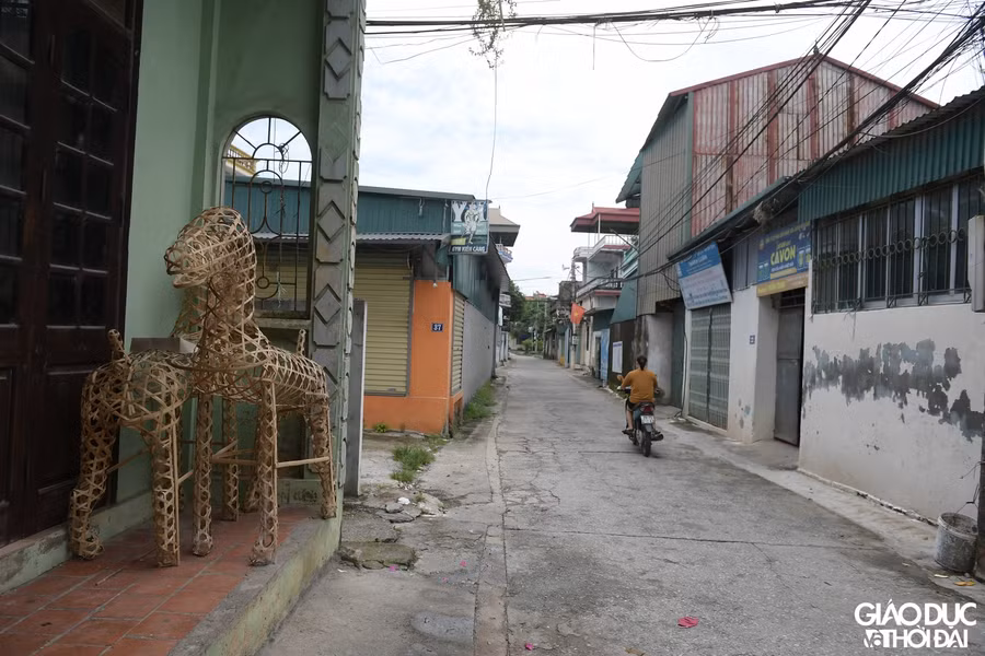 Mọi năm, vào những ngày tháng 7 âm lịch, người dân làng nghề Phúc Am (xã Duyên Thái, huyện Thường Tín, Hà Nội) nhà nhà đang hối hả sản xuất cho kịp những đơn hàng vàng mã phục vụ lễ cúng ngày Rằm tháng Bảy.