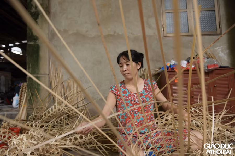 Gia đình anh Nguyễn Văn Quyền (Xóm 3, làng Phúc Am) là một trong số ít hộ hiếm hoi vẫn tiếp tục làm nghề giữa mùa dịch.