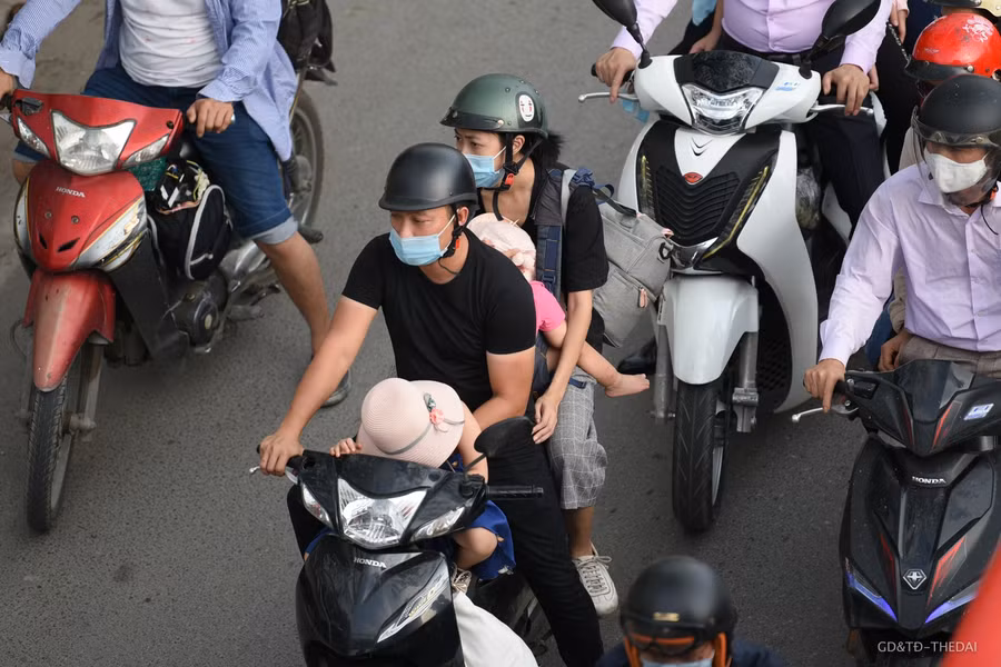 Lo ngại các phương tiện công cộng và xe khách sẽ đông, nhiều người lựa chọn di chuyển bằng xe máy.