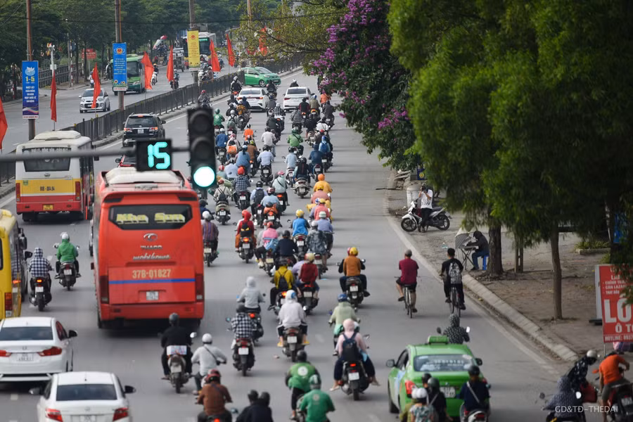 Trên đường Giải Phóng, càng về chiều muộn lượng phương tiện đổ về càng đông.