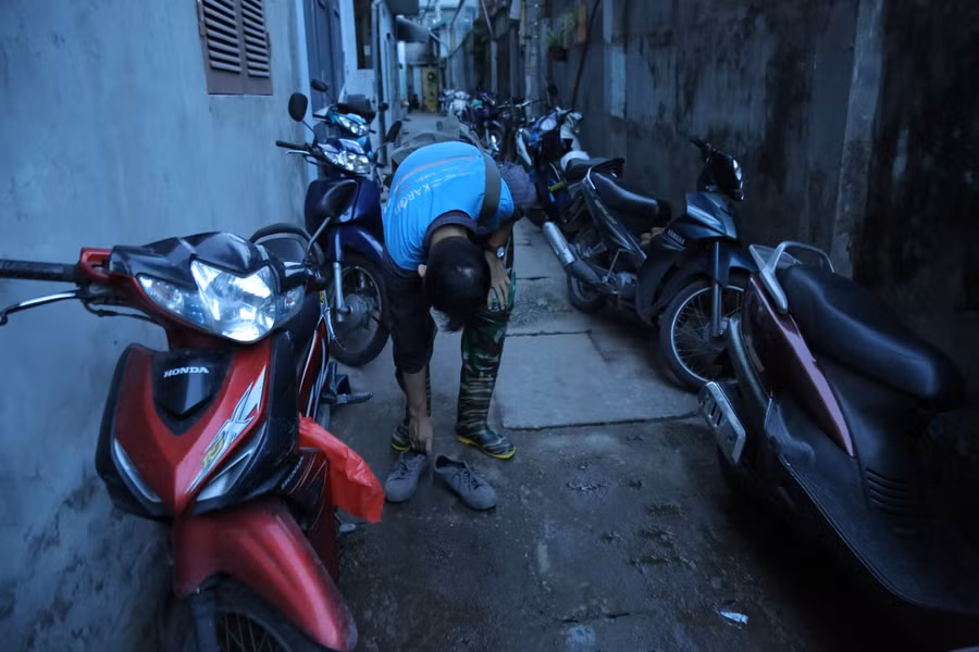 Xe không đi được vào nhà, người dân phải khóa lại để ở đầu ngõ.