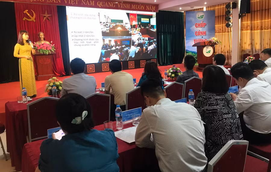 TS Phan Thị Hồng Phúc, Trưởng Khoa Chăn nuôi thú y trình bày báo cáo