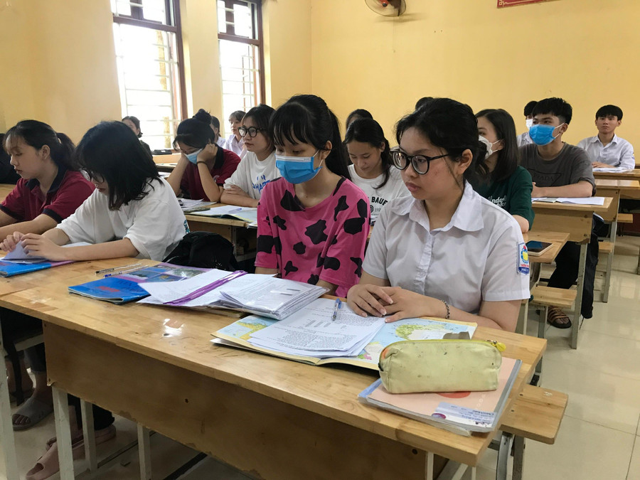 Học sinh lớp 12A9 Trường THPT C Phủ Lý trong những giờ ôn tập cuối cùng của năm Học sinh lớp 12A9 Trường THPT C Phủ Lý trong những giờ ôn tập cuối cùng của năm