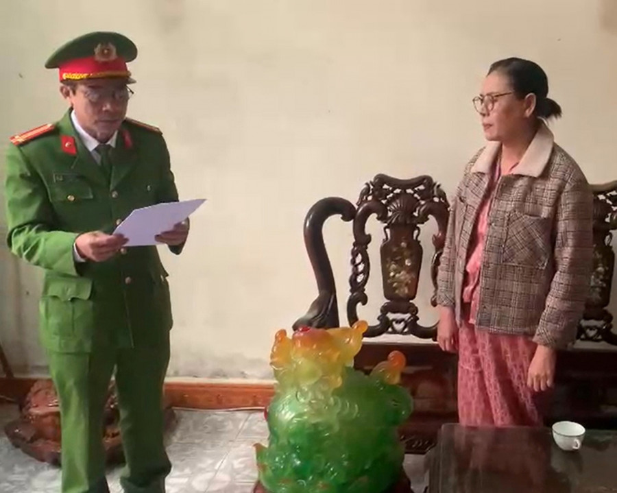 Công an tỉnh Quảng Bình thi hành lệnh khám xét nơi ở của Trần Thị Hồng.