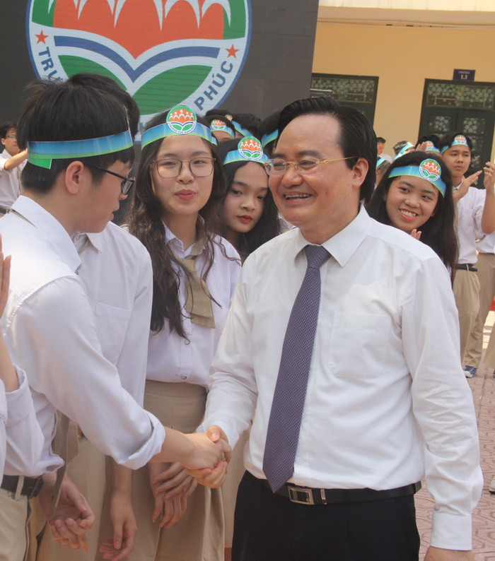 Bộ trưởng Phùng Xuân Nhạ: Nội hàm sơ bộ của tiêu chí yêu thương là sự quan tâm, chia sẻ, tin tưởng, hỗ trợ và bao trùm lên là bao dung. Bộ trưởng Phùng Xuân Nhạ: Nội hàm sơ bộ của tiêu chí yêu thương là sự quan tâm, chia sẻ, tin tưởng, hỗ trợ và bao trùm lên là bao dung.