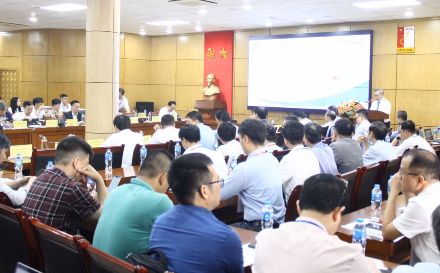 TS Trần Đức Lai – Chủ tịch Hội vô tuyến điện tử Việt Nam phát biểu khai mạc hội thảo.