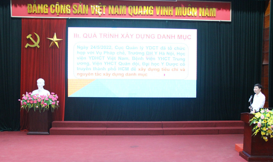 Đại diện Cục Quản lý Y, Dược cổ truyền (Bộ Y tế) trao đổi về quá trình xây dựng danh mục bài thuốc cổ truyền miễn thử lâm sàng.