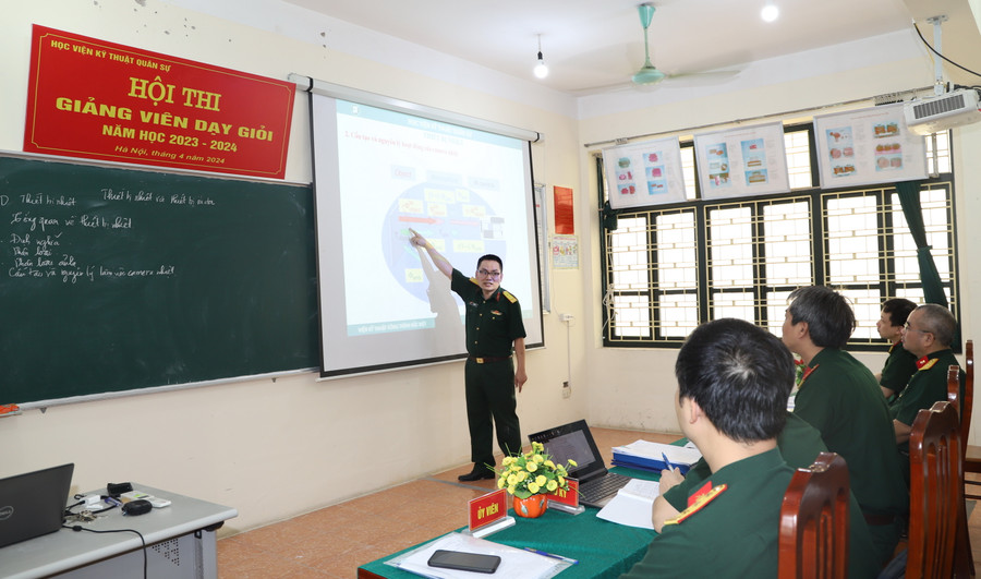 Giảng viên tự tin thể hiện phần thi của mình. Giảng viên tự tin thể hiện phần thi của mình.