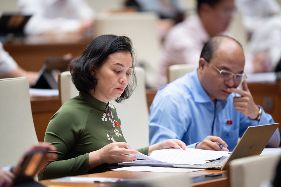 Các đại biểu nghiên cứu dự án Luật Bảo vệ người tiêu dùng (sửa đổi).