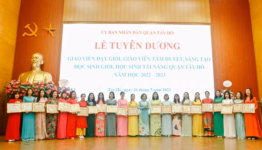 Bà Lê Thị Thu Hằng - Bí thư Quận ủy Tây Hồ trao khen thưởng cho các giáo viên có thành tích xuất sắc trong năm học 2022 - 2023.
