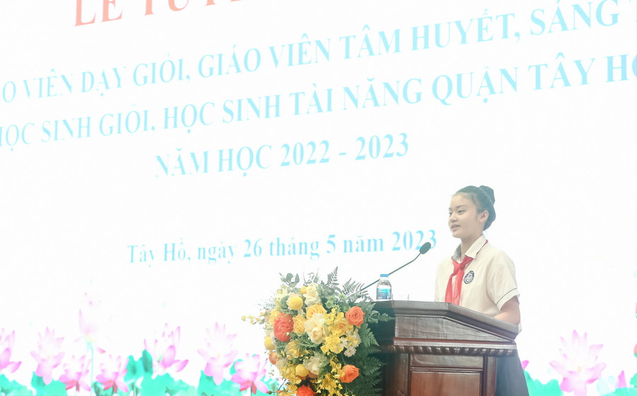 Nguyễn Thu Giang, học sinh lớp 8A3 Trường THCS Chu Văn An phát biểu tại buổi lễ. Nguyễn Thu Giang, học sinh lớp 8A3 Trường THCS Chu Văn An phát biểu tại buổi lễ.