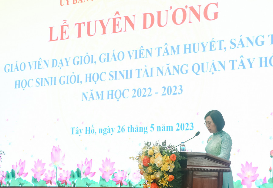 Bà Lê Thị Thu Hằng - Bí thư Quận ủy Tây Hồ phát biểu tại buổi lễ. Bà Lê Thị Thu Hằng - Bí thư Quận ủy Tây Hồ phát biểu tại buổi lễ.