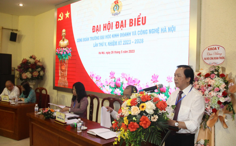 Ông Nguyễn Hữu Chiến - Chủ tịch Công đoàn Trường ĐH Kinh doanh và Công nghệ Hà Nội khóa IV, nhiệm kỳ 2017 – 2022 phát biểu tại Đại hội. Ông Nguyễn Hữu Chiến - Chủ tịch Công đoàn Trường ĐH Kinh doanh và Công nghệ Hà Nội khóa IV, nhiệm kỳ 2017 – 2022 phát biểu tại Đại hội.