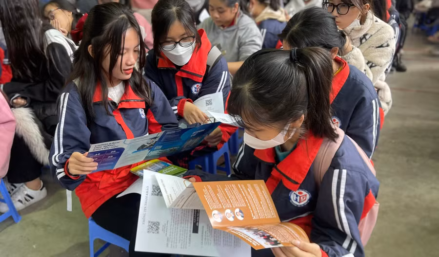 Học sinh hào hứng tìm hiểu về ngành nghề đào tạo của Trường ĐH Chu Văn An tại Ngày hội tư vấn tuyển sinh, hướng nghiệp do trường tổ chức.