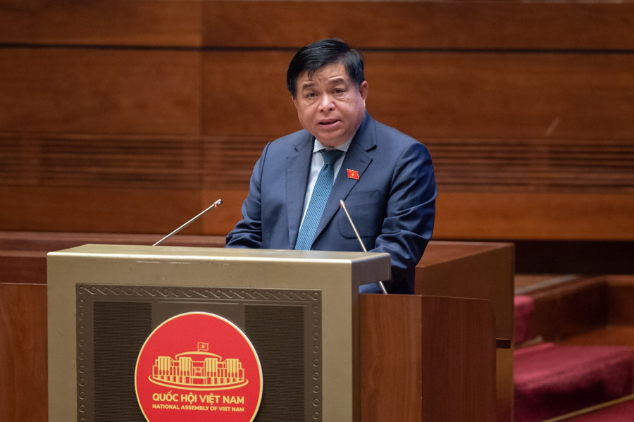 Bộ trưởng Bộ Kế hoạch và Đầu tư Nguyễn Chí Dũng trình bày Tờ trình về dự thảo Nghị quyết của Quốc hội về thí điểm một số cơ chế, chính sách đặc thù phát triển TP. Hồ Chí Minh. Bộ trưởng Bộ Kế hoạch và Đầu tư Nguyễn Chí Dũng trình bày Tờ trình về dự thảo Nghị quyết của Quốc hội về thí điểm một số cơ chế, chính sách đặc thù phát triển TP. Hồ Chí Minh.