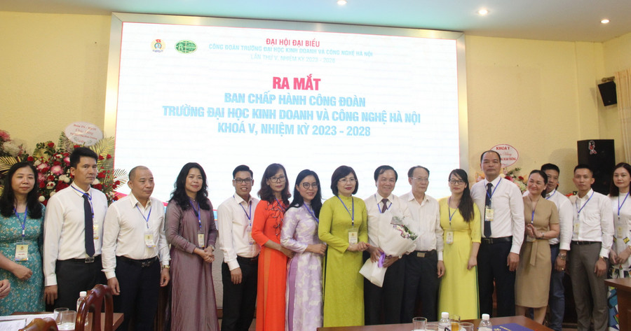 Ban chấp hành Công đoàn Trường ĐH Kinh doanh và Công nghệ Hà Nội khóa V, nhiệm kỳ 2023 - 2028 ra mắt Đại hội. Ban chấp hành Công đoàn Trường ĐH Kinh doanh và Công nghệ Hà Nội khóa V, nhiệm kỳ 2023 - 2028 ra mắt Đại hội.