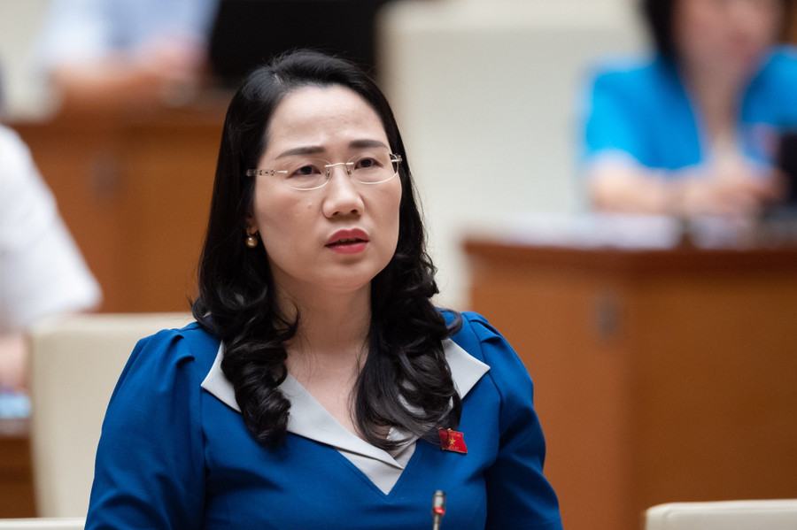 Đại biểu Nguyễn Thị Thủy - Đoàn ĐBQH Bắc Kạn thảo luận tại hội trường - sáng 26/5.