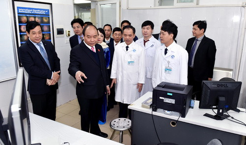 Thủ tướng đi kiểm tra thiết bị của khoa chẩn đoán hình ảnh Thủ tướng đi kiểm tra thiết bị của khoa chẩn đoán hình ảnh