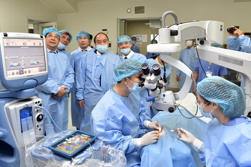Thủ tướng động viên các y bác sỹ tại phòng khám yêu cầu Thủ tướng động viên các y bác sỹ tại phòng khám yêu cầu