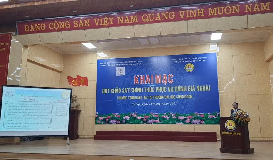 TS Lê Mạnh Hùng – Hiệu trưởng Trường ĐH Công đoàn trình bày tổng quan về chương trình đào tạo ngành: Tài chính - ngân hàng, Luật và Công tác xã hội.