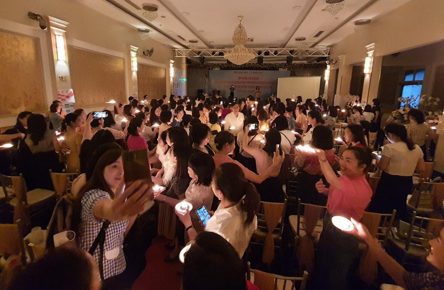 Mọi người hân hoan trao - nhận ngọn lửa nhiệt huyết với nghề. Mọi người hân hoan trao - nhận ngọn lửa nhiệt huyết với nghề.