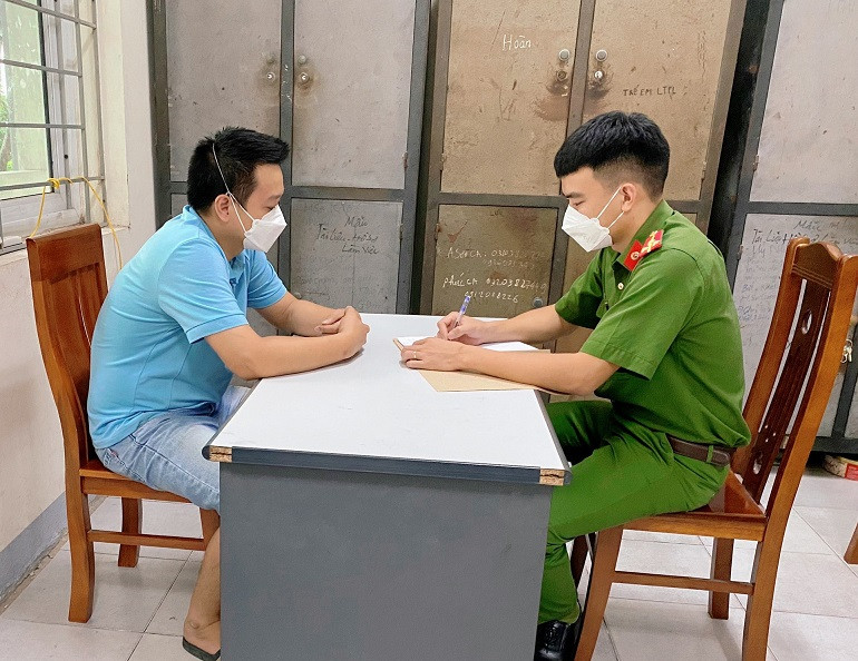 Đối tượng Lê Đình Tuân làm việc với cơ quan chức năng. Ảnh: Công an Hải Dương.