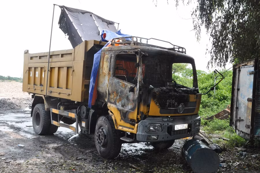 Chiếc xe tải bị nhóm đối tượng phóng hoả gây hư hỏng nặng. Ảnh: Công an Hải Dương.