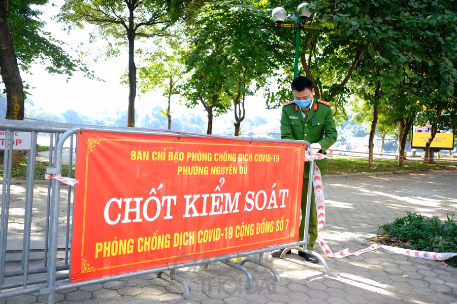 Cùng với đó, tại nhiều khu vực trên địa bàn quận các chốt kiểm soát, hàng rào đã được lập để hạn chế người dân tụ tập, tập thể dục.... theo đúng quy định phòng chống dịch bệnh.