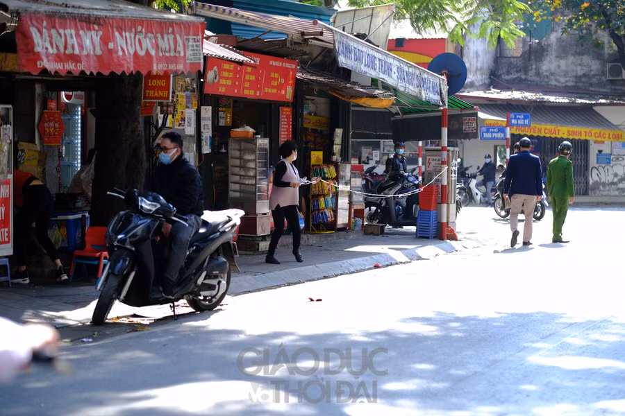Nhiều cơ sở kinh doanh đã chăng dây để giữ khoảng cách đối với khách đến mua hàng.