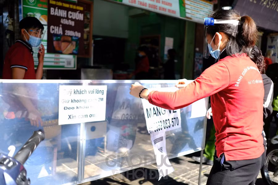 Nhiều hộ kinh doanh ở Hà Nội chủ động "chỉ bán mang về" ảnh 3